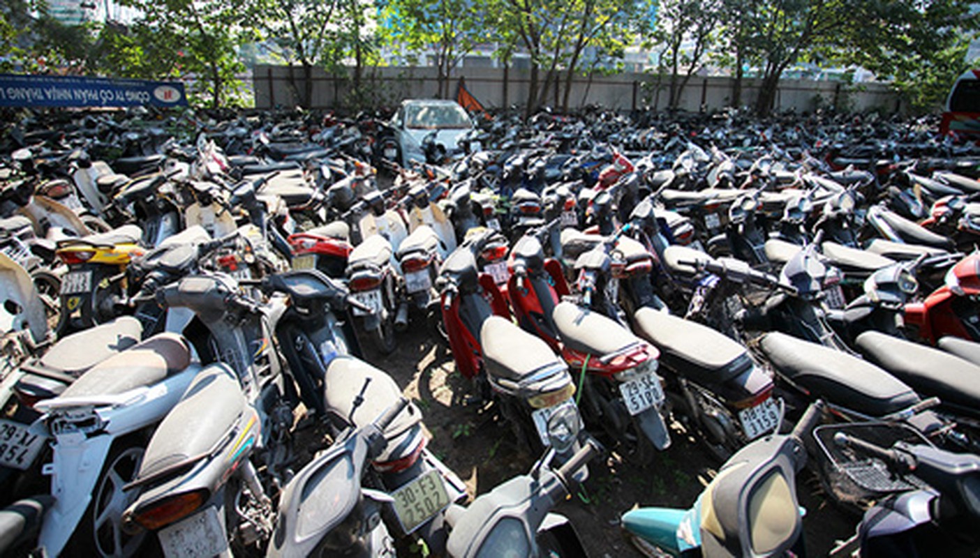 Hang tram oto, xe may bo hoang thanh sat vun o Ha Noi